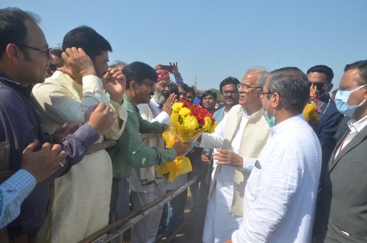 रायपुर : मुख्यमंत्री श्री भूपेश बघेल का बिलासपुर पहुंचने पर हेलीपेड पर आत्मीय स्वागत