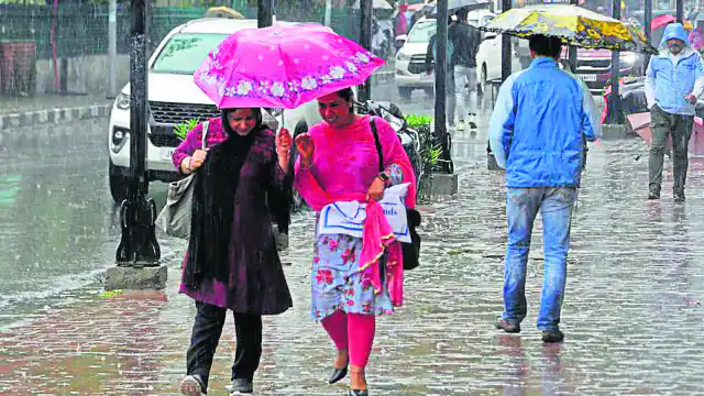 UP Weather: यूपी में बारिश के बाद कई इलाकों में अब उमस की मार, तो कहीं जलभराव से मुश्किल में लोग