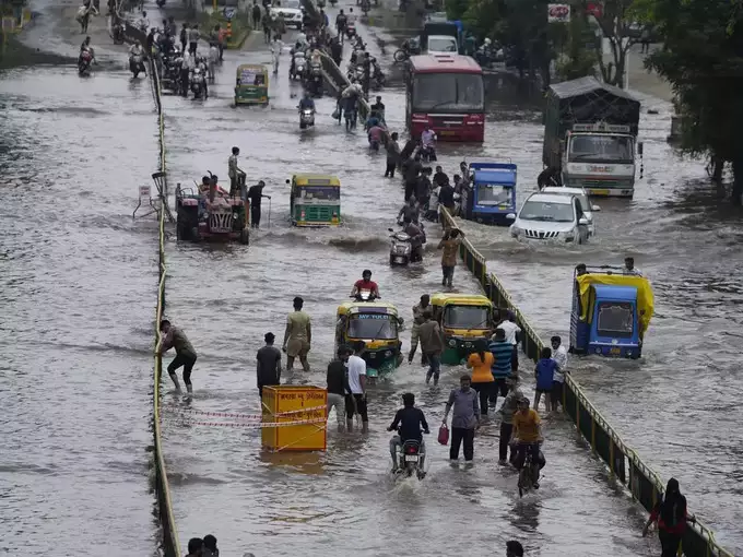 Weather Updates: 20 राज्यों में बारिश बनी आफत, गुजरात और महाराष्ट्र में हाहाकार, अब तक 139 की मौत