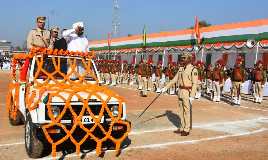 रायपुर : दंतेवाड़ा जिले में गरिमामय एवं हर्षाेल्लास के साथ मनाया गया गणतंत्र दिवस