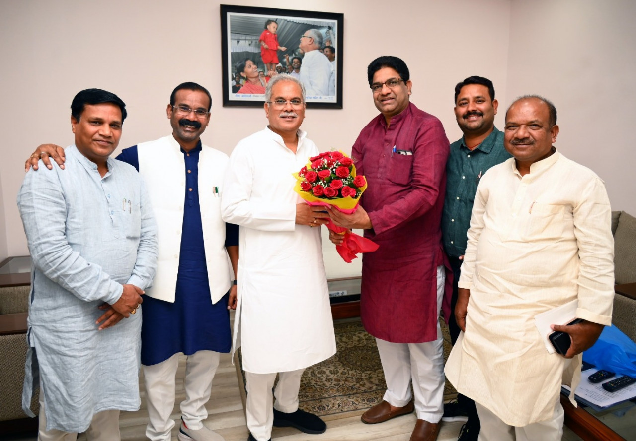 रायपुर : मुख्यमंत्री से संसदीय सचिव और विधायक गणों ने की सौजन्य मुलाकात