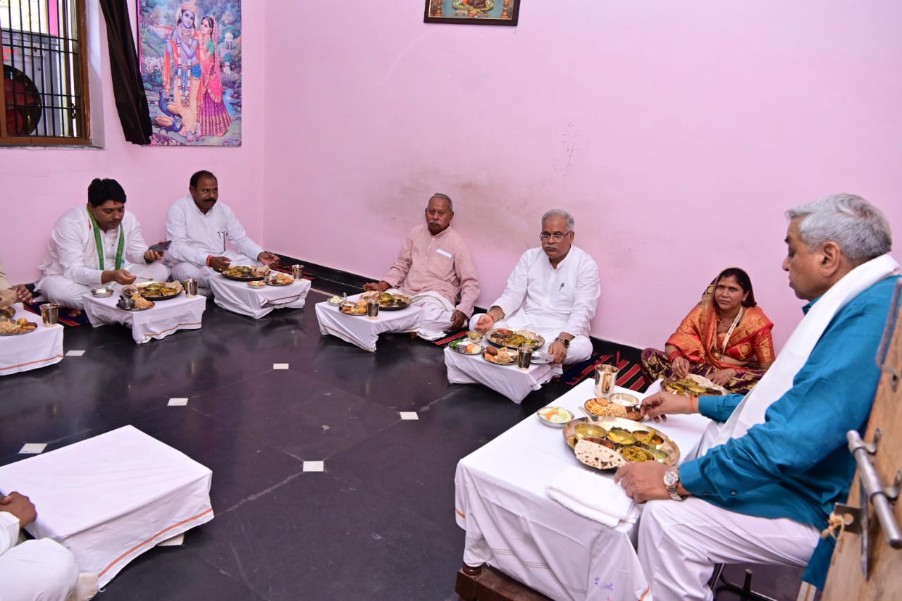 रायपुर : मुख्यमंत्री श्री भूपेश बघेल ने बोरियाखुर्द के श्री मोहन साहू के घर लिया स्वादिष्ट छत्तीसगढ़ी भोजन का स्वाद