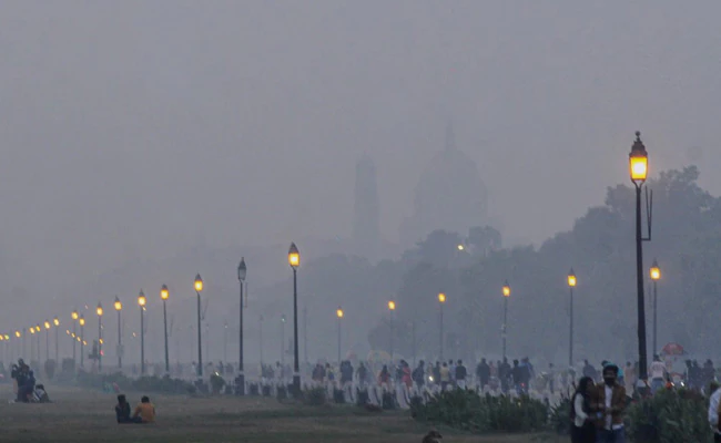 दिल्ली का दम घोंट रही ‘जहरीली हवा’, आसमान में छाई धुंध की चादर, कई इलाकों में AQI 400 के पार