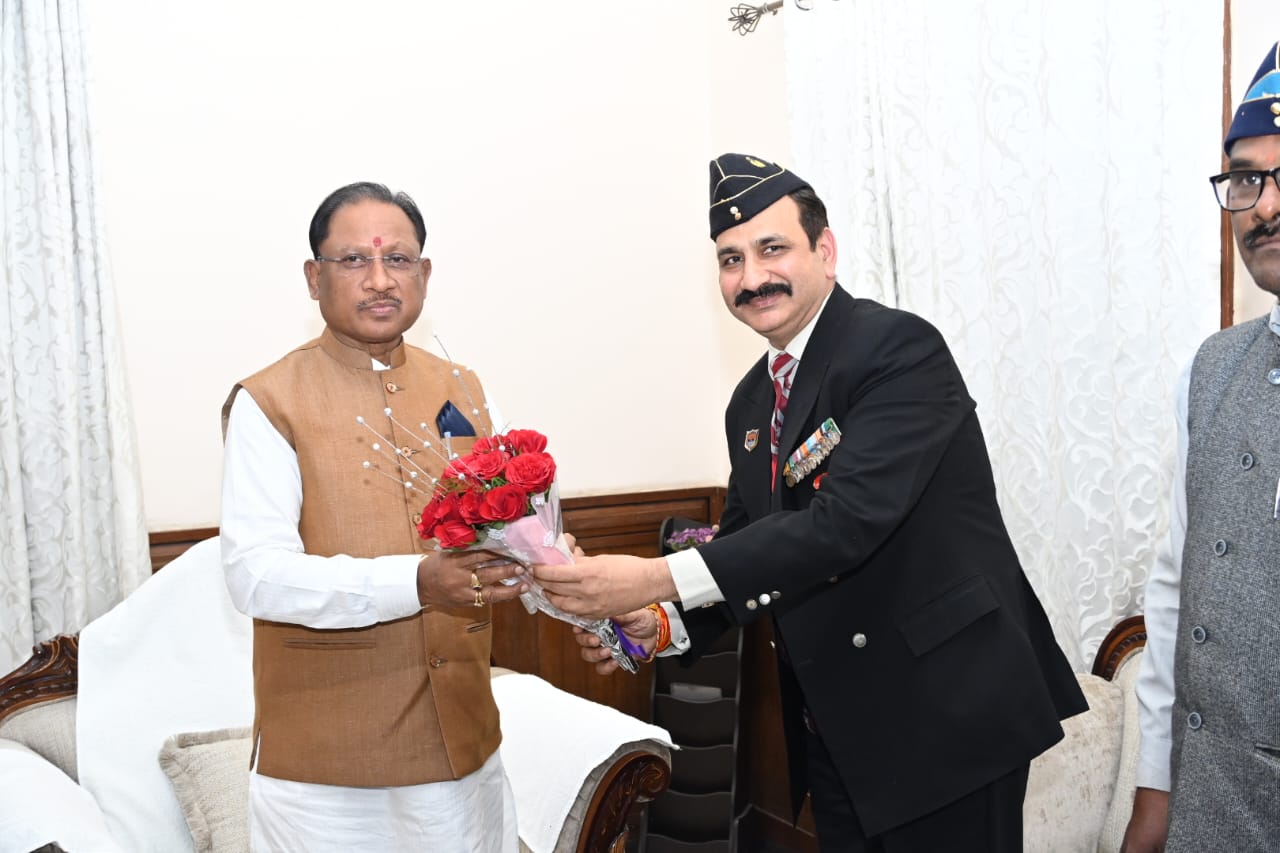 रायपुर : मुख्यमंत्री श्री विष्णु देव साय से सचिव राज्य सैनिक कल्याण बोर्ड श्री शर्मा ने की सौजन्य मुलाकात