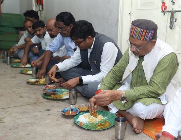 मुख्यमंत्री श्री विष्णु देव साय ने पंगत में बैठकर भंडारा प्रसाद ग्रहण किया