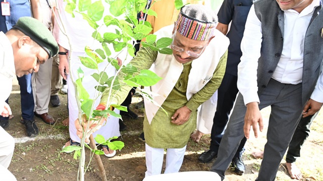 मुख्यमंत्री श्री विष्णुदेव साय ने अघोर गुरु पीठ ब्रह्मनिष्ठालय परिसर में करंज का पौधा रोपा