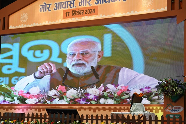 प्रधानमंत्री श्री नरेन्द्र मोदी ने आवासहीन परिवारों को मकान निर्माण के लिए 2044 करोड़ रूपए की राशि का किया ऑनलाईन अंतरण