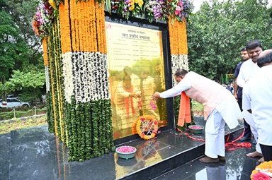 मुख्यमंत्री श्री विष्णु देव साय ने राष्ट्रीय वन शहीद दिवस के अवसर पर वन शहीदों को दी श्रद्धांजलि