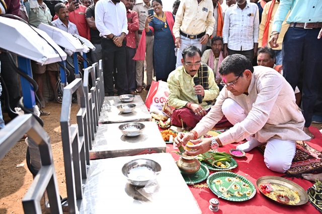 सांकरा उपार्जन केंद्र में राजस्व मंत्री श्री टंक राम वर्मा ने धान खरीदी का किया शुभारम्भ