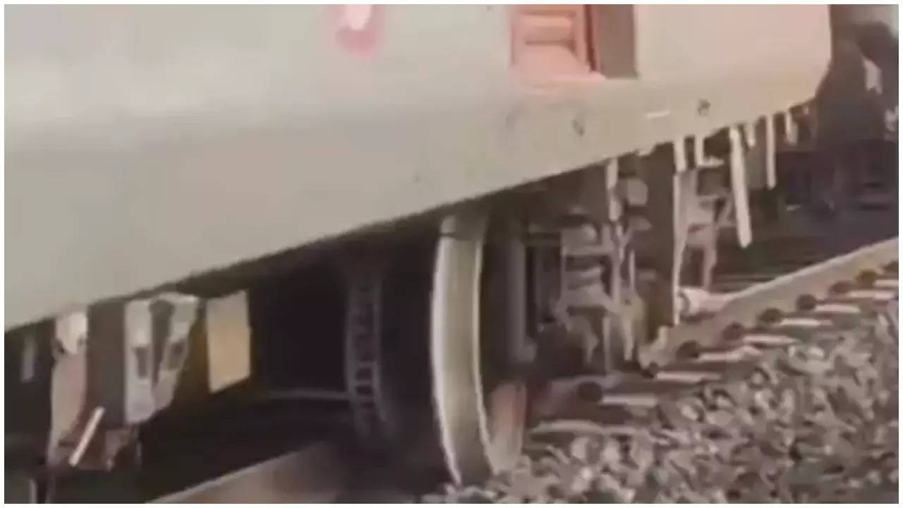 Dadar-Porbandar Saurashtra Express derails near Surat, no one injured