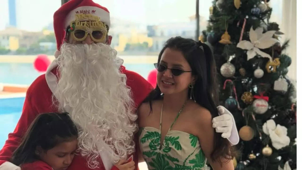 MS Dhoni dons Santa costume for Christmas celebration at home