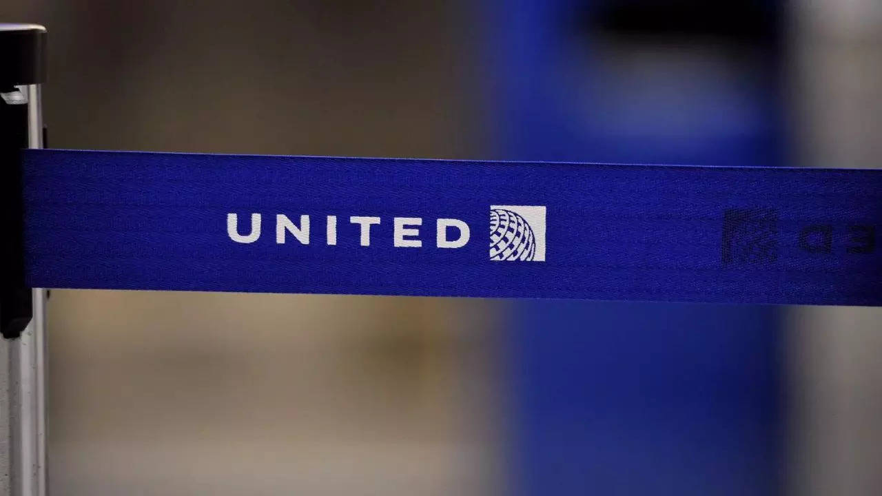 Dead body found in wheel well of United flight from Chicago to Hawaii