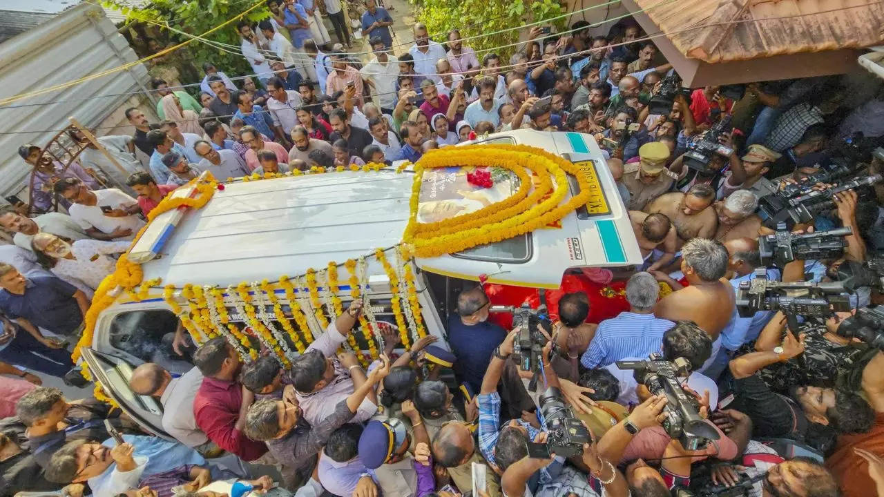 ‘A farewell like no other’: People bid adieu to literary colossus MT Vasudevan Nair