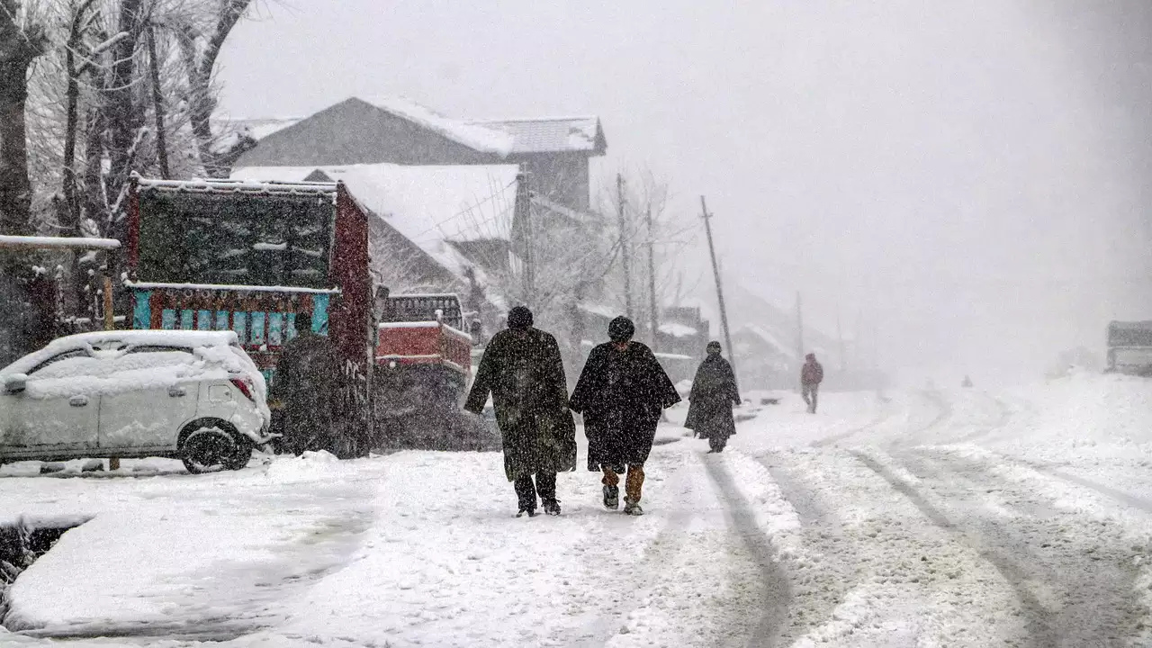 Heavy snowfall disrupts life in Kashmir: Flights, rail services suspended