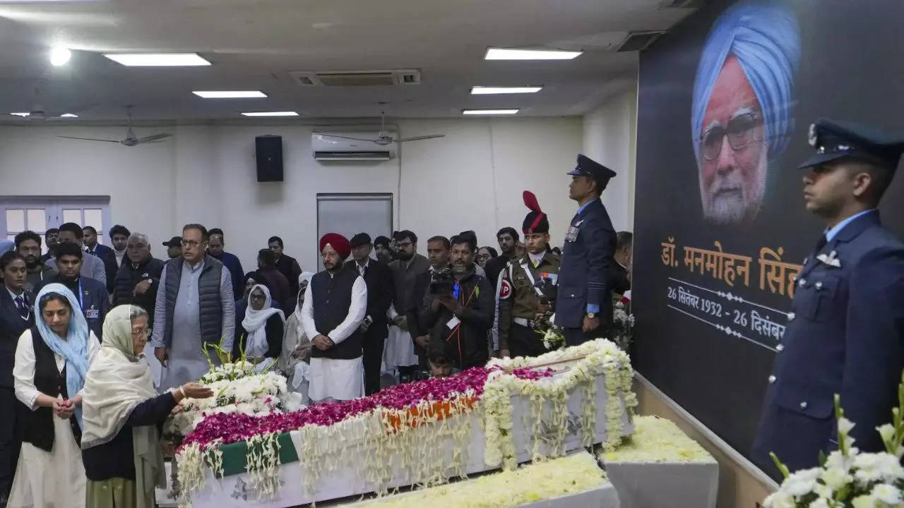 Manmohan Singh’s final journey marked by mix of solemnity & politics