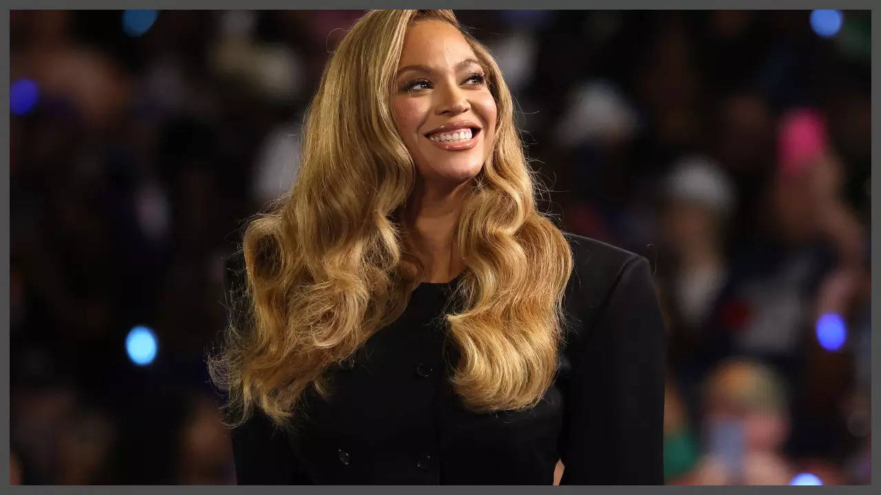 Beyoncé’s mother claps back at critics following her Christmas day performance