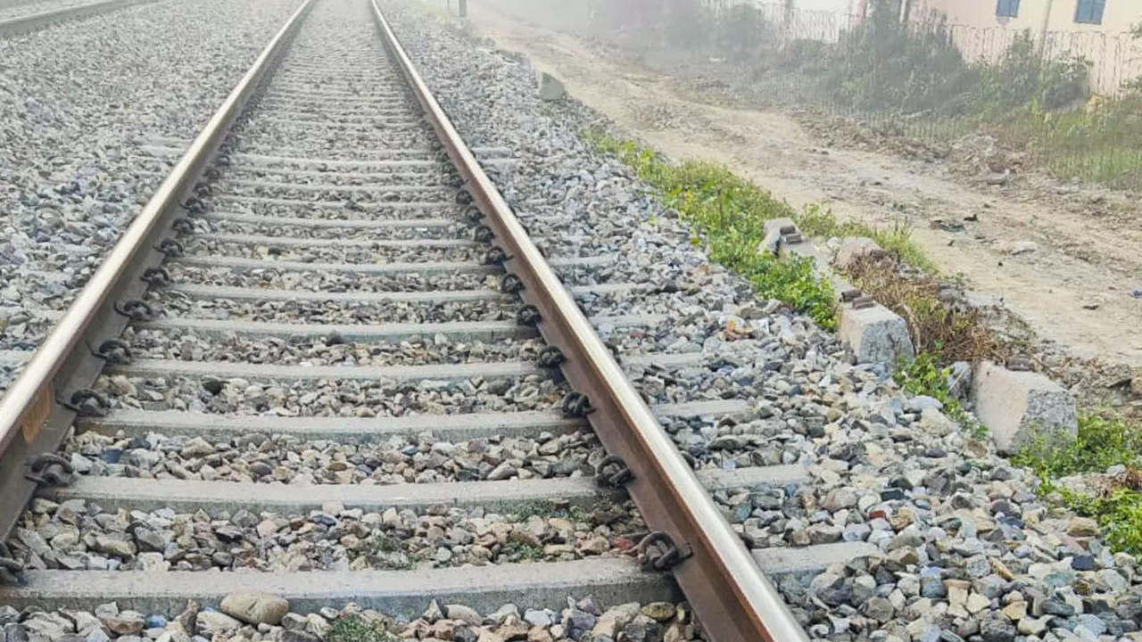 Secunderabad-Pune train’s pilot spots LPG cylinder on tracks, stops train