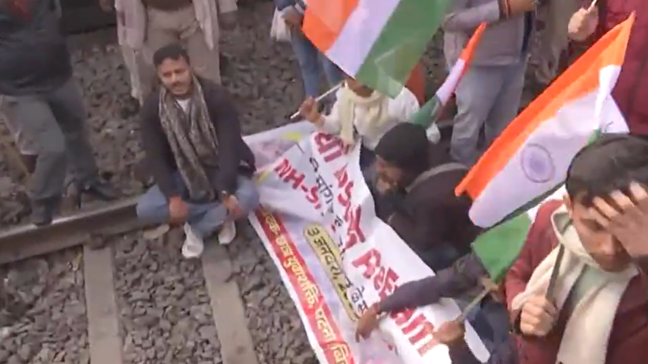 Pappu Yadav’s supporters stage ‘rail roko’ protest in solidarity with BPSC aspirants