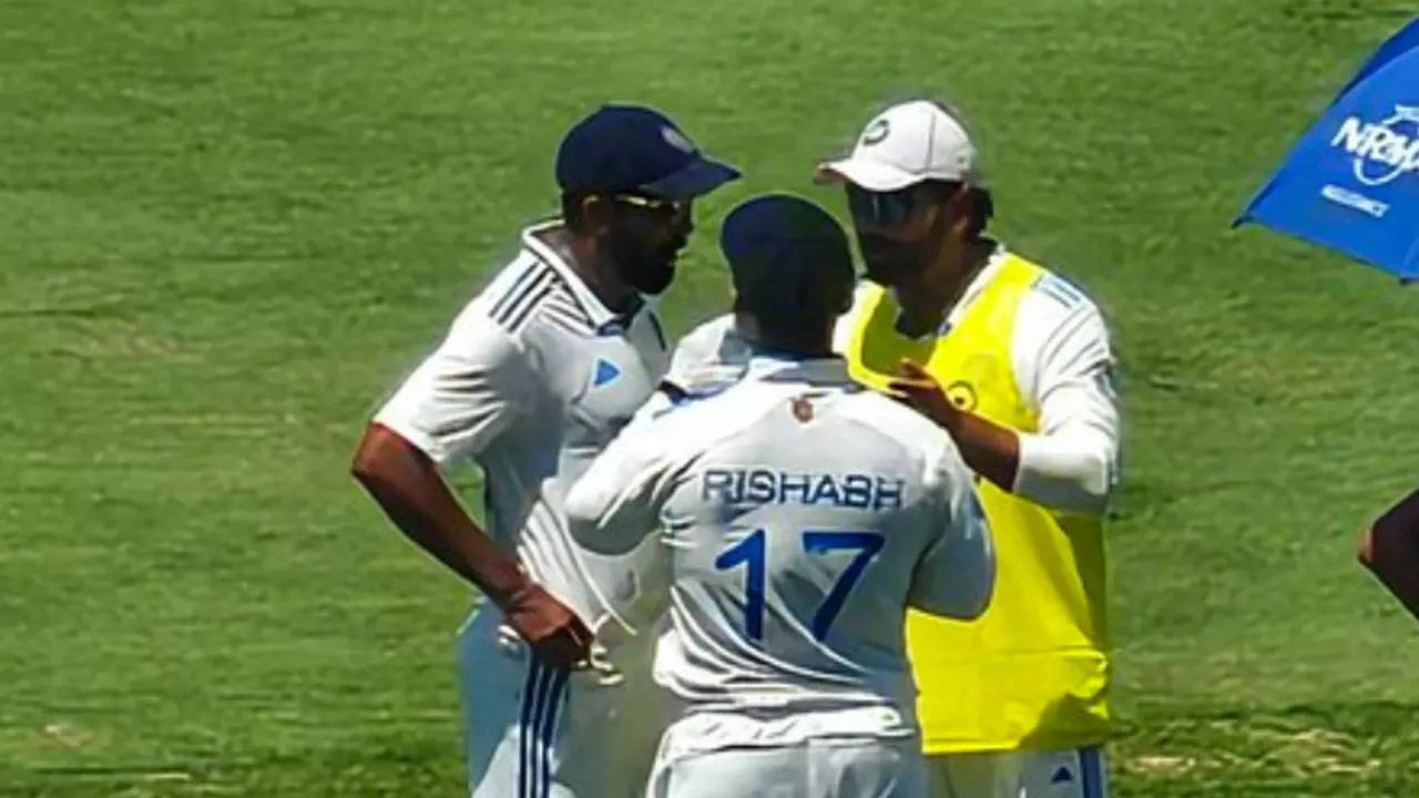 Rohit Sharma joins Jasprit Bumrah for a quick chat during drinks break