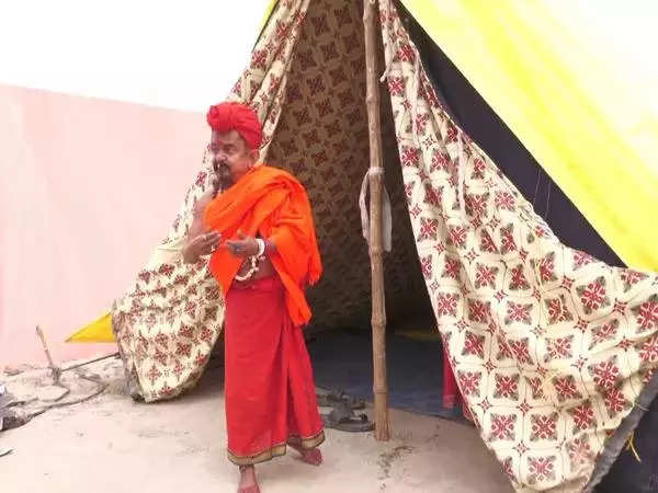 3’8 tall ‘Chhotu Baba’, who hasn’t bathed in 32 years, is now talk of Maha Kumbh