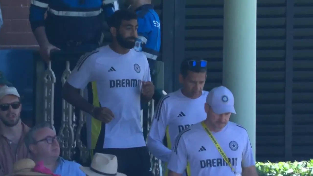 Jasprit Bumrah leaves the Sydney Cricket Ground with team doctor