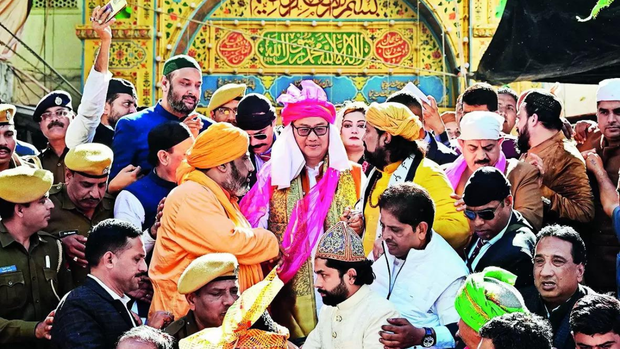 Rijiju carries ‘unity’ message, offers PM Modi’s ‘chaddar’ at Ajmer dargah