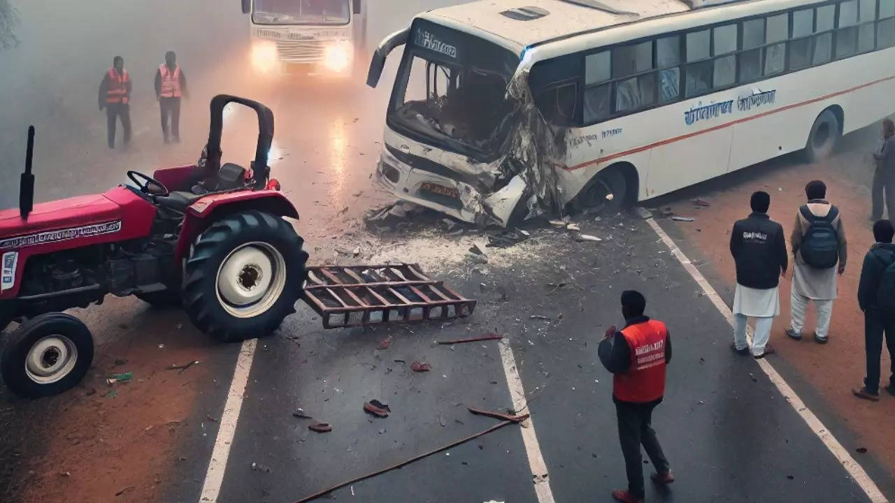 ​ 10 injured as bus crashes into tractor-trolley in UP amid dense fog