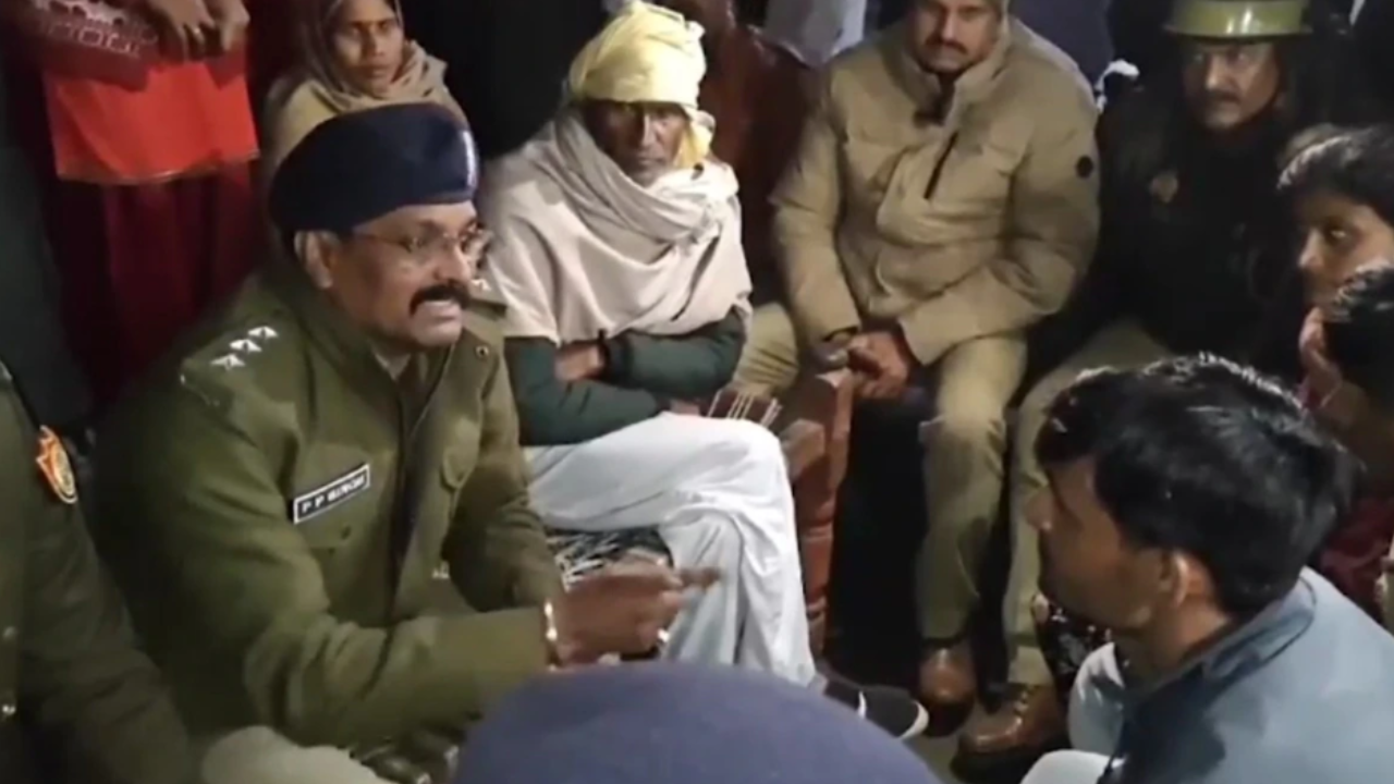 ‘Keep the body’: UP cop loses cool at family protesting custody death – Video