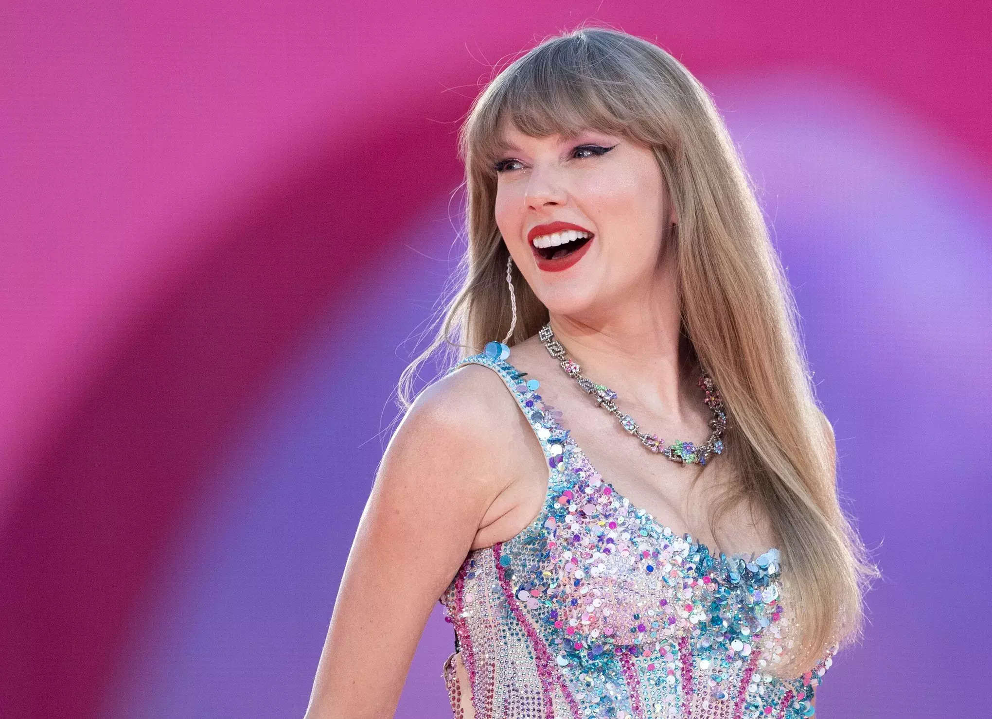 Taylor Swift and famous player ‘drink shots’ together, sparking wild reactions