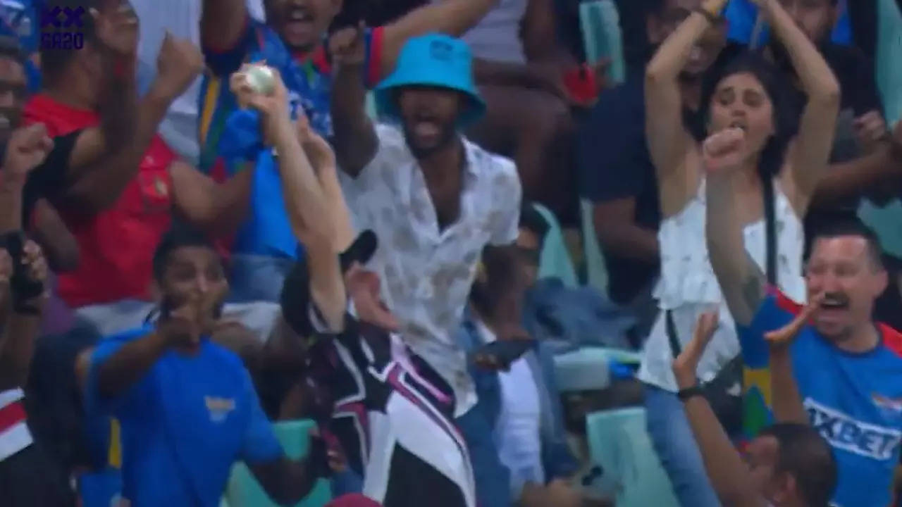 Watch: Fan pockets Rs 90 lakh with one-handed catch in SA20 match