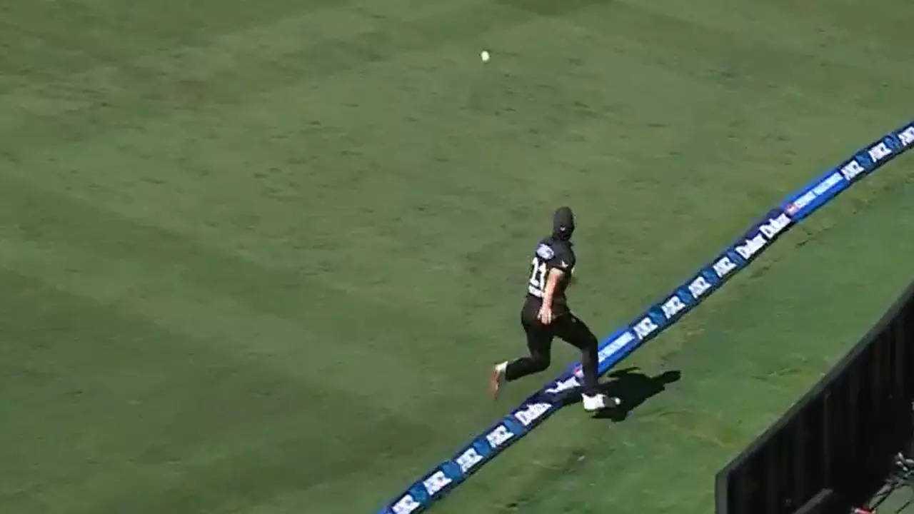 Watch: Matt Henry does a Suryakumar in NZ vs Sri Lanka ODI