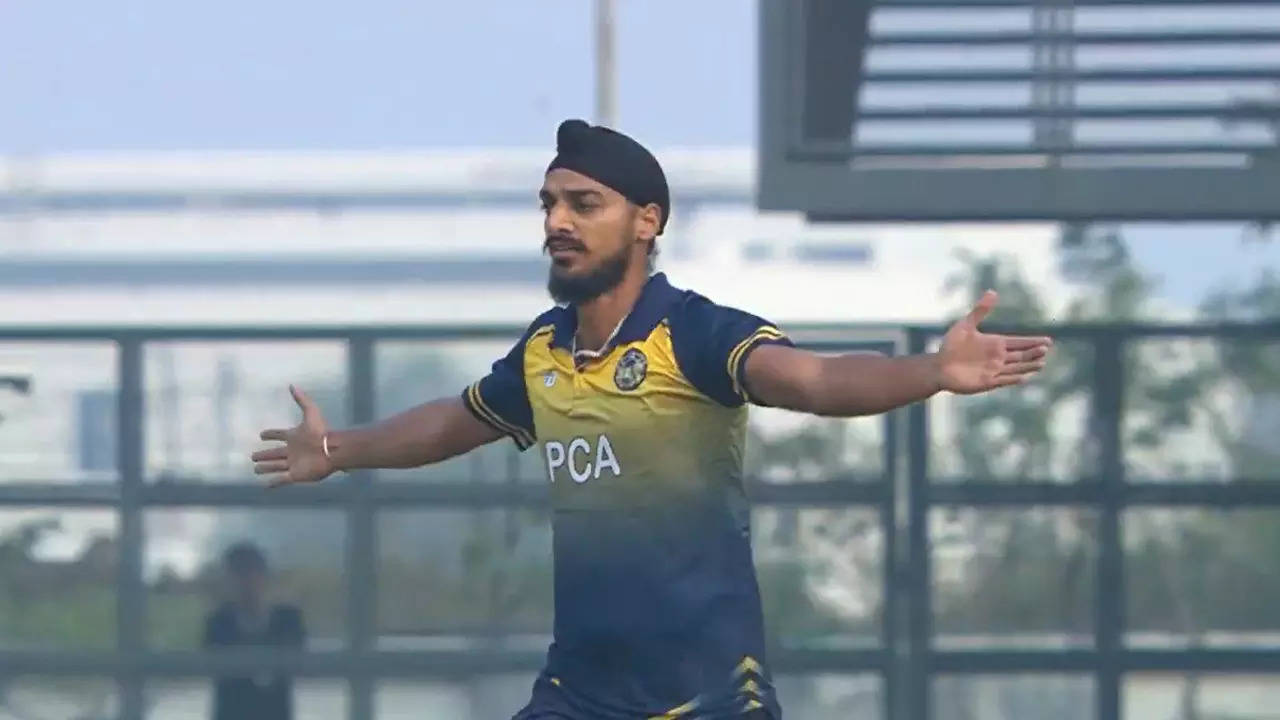 Watch: On-fire Arshdeep makes the ball talk in Vijay Hazare Trophy