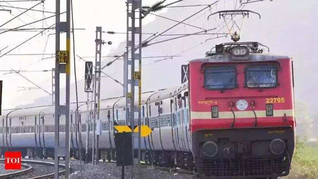 Stone hurled at Tapti Ganga Express train near Jalgaon station