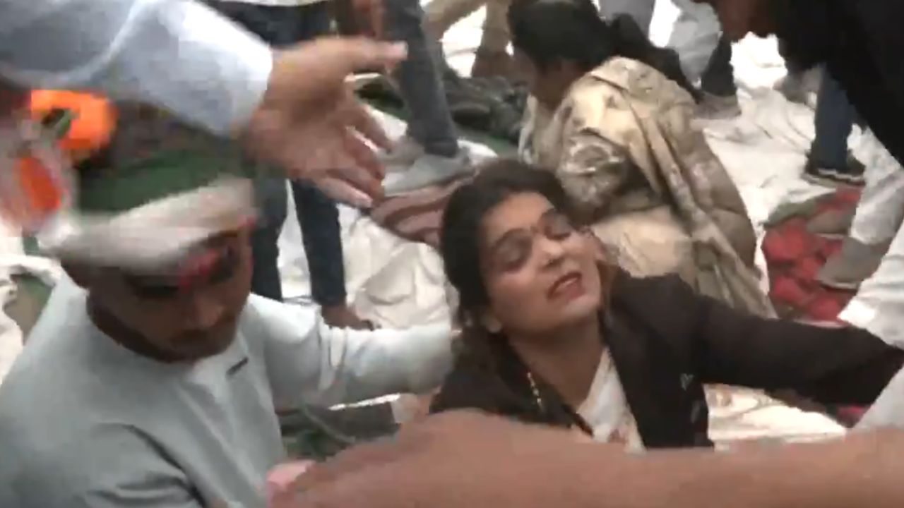 Several Congress leaders injured after stage collapses during protest in Bhopal